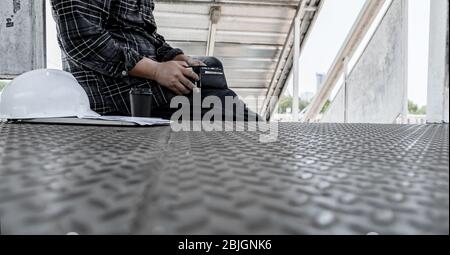 COVID-19 e concetto di disoccupazione. Rassegnazione e stressante. Perdita di posti di lavoro del virus Corona in Thailandia. Problemi economici per i lavoratori. Foto Stock