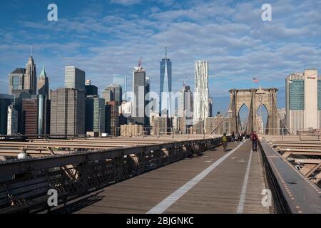 Vista dello skyline di Manhattan meridionale dal Ponte di Brooklyn, New York City Foto Stock