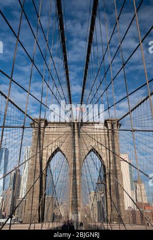 Cavi astratti che attraversano lo storico ponte di Brooklyn a New York City Foto Stock