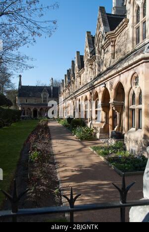 Sir William Powell's Almshouses, All Saints Church, Church Gate, Fulham, London SW6 3LA progettato da J P Sedden e completato nel 1869 Foto Stock