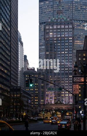 Vista serale mentre le luci si accendono guardando lungo Park Avenue a Manhattan, New York City Foto Stock