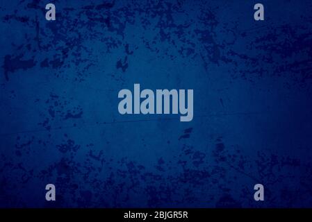 Sfondo blu con grana, vecchio metallo arrugginito vintage con vernice di spellatura, astratto graffiato carta grungy danneggiata o parete in blu fantasma scuro Foto Stock