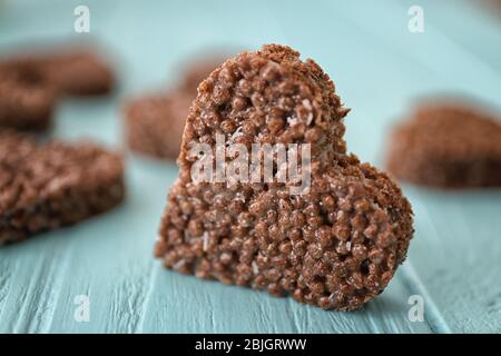 Dessert croccante a forma di cuore su sfondo di legno Foto Stock