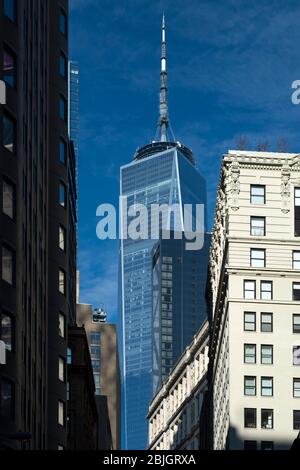 Freedom Tower World Trade Center visto dai trafficati canyon di cemento di Lower Manhattan Foto Stock