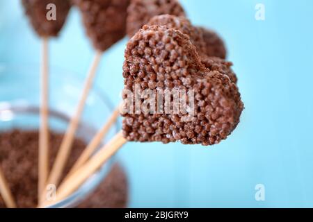 Dessert croccante a forma di cuore su sfondo blu Foto Stock