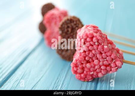 Dessert croccante a forma di cuore su sfondo di legno Foto Stock