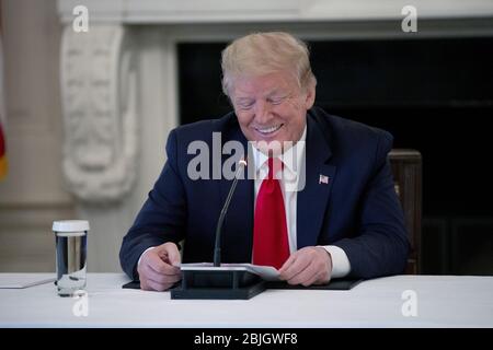 Washington, Stati Uniti. 29 aprile 2020. Il presidente degli Stati Uniti Donald J. Trump parla durante un incontro con i dirigenti del settore riguardo ad un piano per "aprire nuovamente l'America" nella Sala da pranzo di Stato della Casa Bianca a Washington DC mercoledì 29 aprile 2020. Foto di Stefani Reynolds/UPI Credit: UPI/Alamy Live News Foto Stock