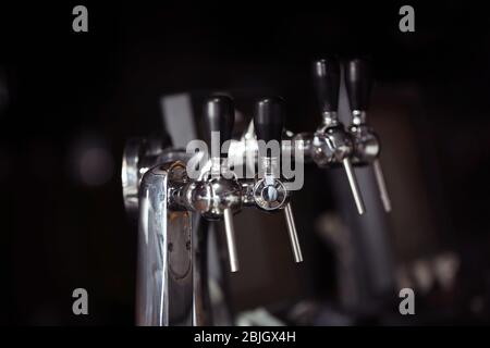 Rubinetti per birra al banco bar, primo piano Foto Stock