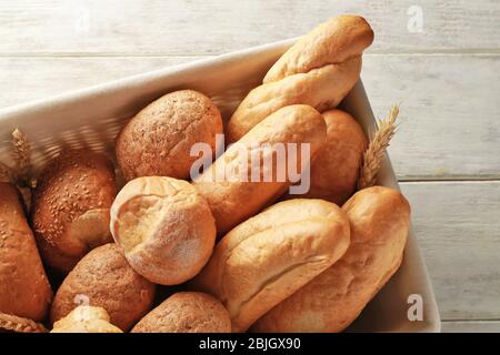 Cesto con diversi tipi di pane fresco a tavola Foto Stock
