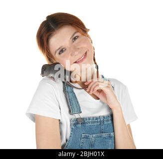 Ragazza adolescente con ratto divertente su sfondo bianco Foto Stock