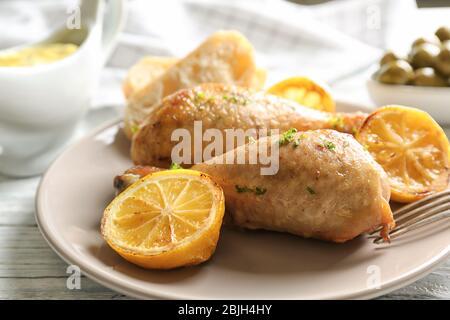 Deliziose zampe di pollo con limone sul piatto Foto Stock