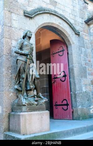 Mont St Michelle, Francia - 30 ottobre 2015: Statua di Giovanna d'Arco, eroina di Francia per il suo ruolo durante la fase Lancastriana dei cent'anni' Foto Stock