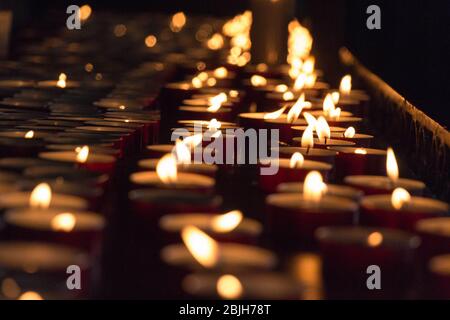 Vista ravvicinata delle candele illuminate al teallight. Foto Stock