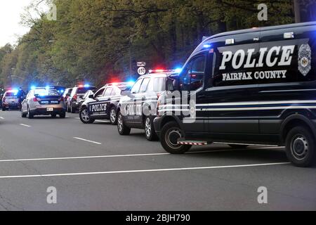 Annandale, Virginia, Stati Uniti. 29 aprile 2020. I primi soccorritori onorano gli operatori sanitari durante la pandemia di coronavirus all'Inova Fairfax Hospital di Annandale, Virginia, il 29 aprile 2020. Credit: Mpi34/Media Punch/Alamy Live News Foto Stock