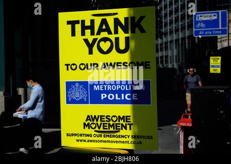 Città di Londra, Londra Regno Unito: La polizia del Met mostra in modo preminente luminoso GRAZIE segni sui lampioni nella città di Londra per i lavoratori del NHS. Foto Stock