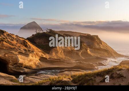 Tramonto sulla costa a Capo Kiwanda a Pacific City, Oregon Foto Stock