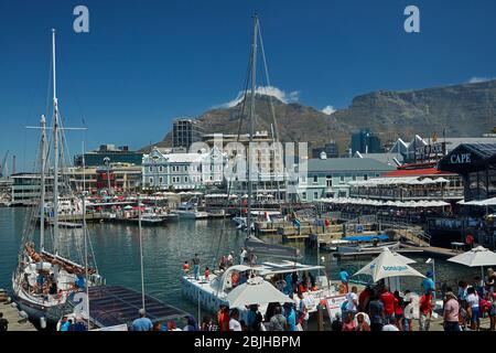 Lungomare Victoria and Alfred, e Table Mountain, Città del Capo, Sud Africa Foto Stock