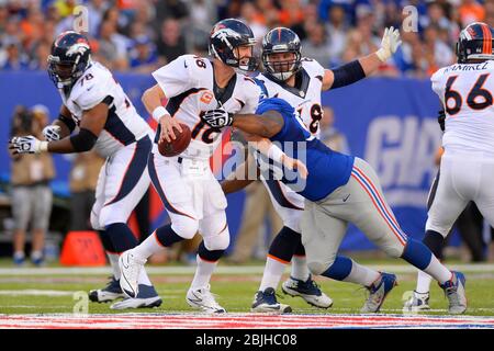 15 settembre 2013: Denver Broncos quarterback Peyton Manning (18) è sotto pressione da New York Giants difensivo affrontare Cullen Jenkins (99) durante l'abir Foto Stock