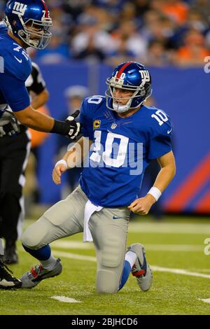 15 settembre 2013: Quarterback dei New York Giants Eli Manning (10) è aiutato da New York Giants offensive affrontare Justin Pugh (72) durante la seconda h. Foto Stock