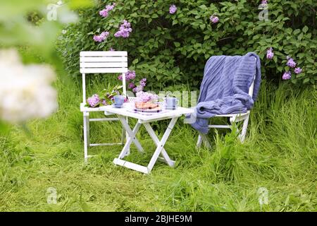 Colazione in bellissimo giardino lilla Foto Stock