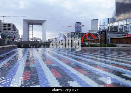 PARIGI, FRANCIA - 01 MAGGIO 2017: Piscina famosa a la Defense, quartiere degli affari della città Foto Stock