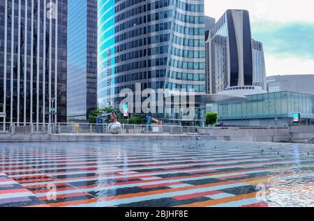 PARIGI, FRANCIA - 01 MAGGIO 2017: Piscina famosa a la Defense, quartiere degli affari della città Foto Stock