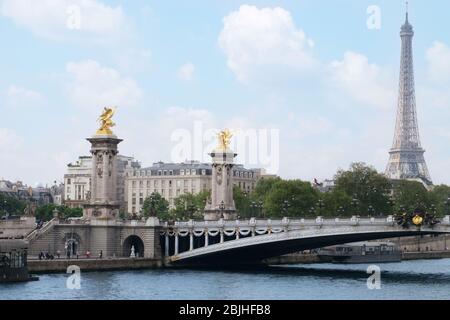 PARIGI, FRANCIA - 29 APRILE 2017: Vista del famoso Ponte Alexandre III e della Torre Eiffel Foto Stock