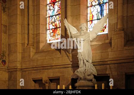 PARIGI, FRANCIA - 7 APRILE 2017: Interno della famosa chiesa cattolica Basilica del Sacro cuore Foto Stock