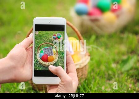 Donna che scansiona il codice QR al parcheggio. Concetto di caccia all'uovo di Pasqua Foto Stock