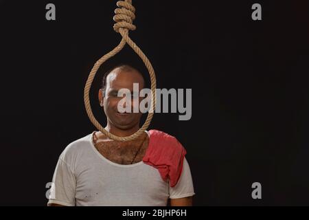 Uomo indiano suicidio pronto per la punizione appesa Foto Stock