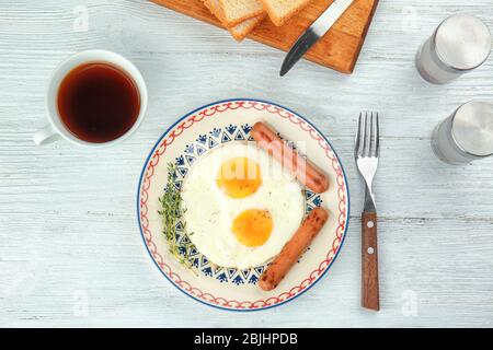 Fatti in casa con uova fritte e salsicce sul piatto Foto Stock