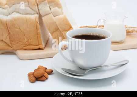 tazza di cappuccino appena fatto con mandorla in latte Foto Stock