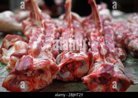 Ossa di carne fresche sul banco di vendita Foto Stock