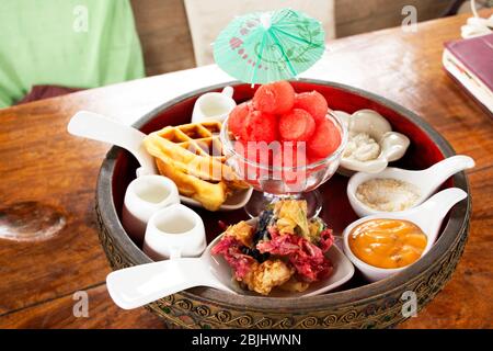 Antipasti tailandesi locali spuntini dolci fusione cibo moderno stile di lusso Set Watermelon con Sweet Dried Fish croccante Shallot DIP per servire tè pomeridiano tim Foto Stock