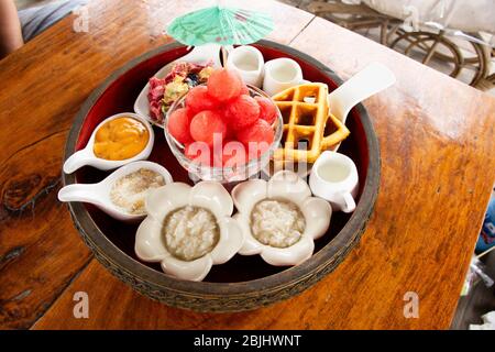 Antipasti tailandesi locali spuntini dolci fusione cibo moderno stile di lusso Set Watermelon con Sweet Dried Fish croccante Shallot DIP per servire tè pomeridiano tim Foto Stock