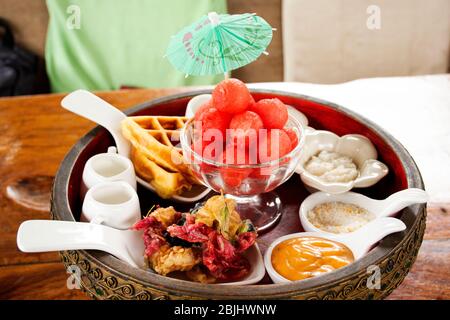 Antipasti tailandesi locali spuntini dolci fusione cibo moderno stile di lusso Set Watermelon con Sweet Dried Fish croccante Shallot DIP per servire tè pomeridiano tim Foto Stock