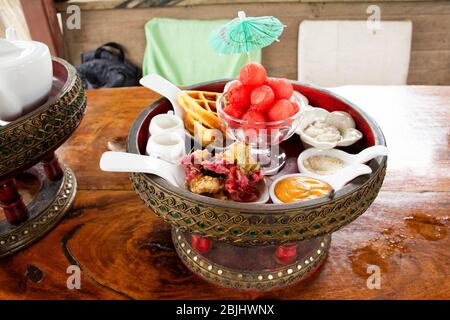 Antipasti tailandesi locali spuntini dolci fusione cibo moderno stile di lusso Set Watermelon con Sweet Dried Fish croccante Shallot DIP per servire tè pomeridiano tim Foto Stock