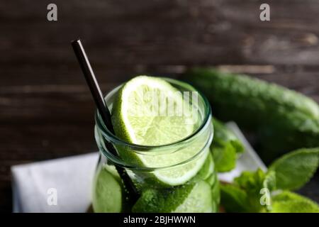 Deliziosa acqua rinfrescante con menta e cetriolo in vaso di vetro, primo piano Foto Stock