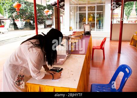 RATCHABURI, THAILANDIA - SETTEMBRE 24 : viaggiatori donne thailandesi viaggio visita e rispetto pregare il dio buddha Angelo nel tempio di Wat Khanon a Ban Pong città Foto Stock