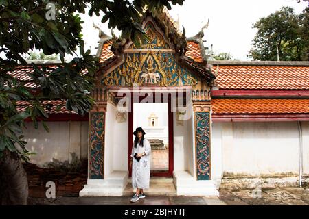 RATCHABURI, THAILANDIA - SETTEMBRE 24 : viaggiatori donne thailandesi viaggio visita e rispetto pregare il dio buddha Angelo nel tempio di Wat Khanon a Ban Pong città Foto Stock