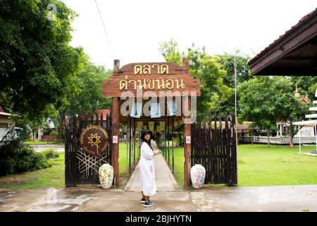 RATCHABURI, THAILANDIA - SETTEMBRE 24 : viaggiatori donne thailandesi viaggio visita e rispetto pregare il dio buddha Angelo nel tempio di Wat Khanon a Ban Pong città Foto Stock