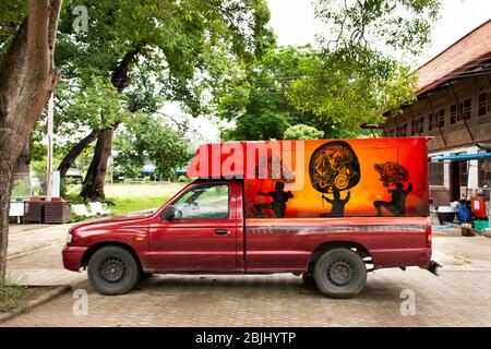 RATCHABURI, THAILANDIA - SETTEMBRE 24 : Pickup auto con Nang Yai Wat Khanon pupi ombra gioco pubblicità stop nel giardino del tempio di Khanon a Ban Pong Foto Stock