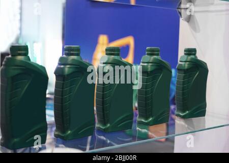 Canister con olio del cambio automatico sul ripiano del magazzino Foto Stock