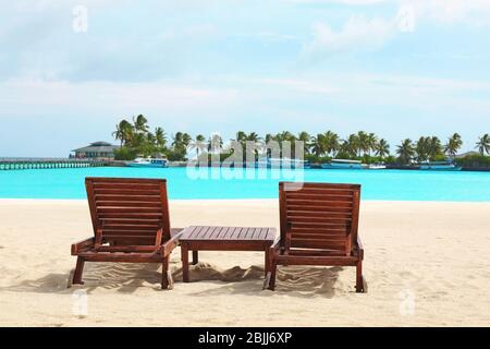 Sedie a sdraio sulla spiaggia a sea resort Foto Stock