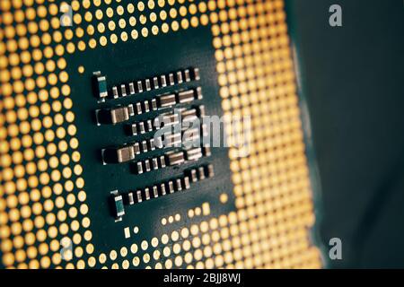 Chip del processore del computer su sfondo nero primo piano, concetto di tecnologia Foto Stock