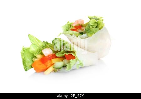 Rotolo di primavera fresco in carta di riso con gamberi e verdure su sfondo bianco Foto Stock