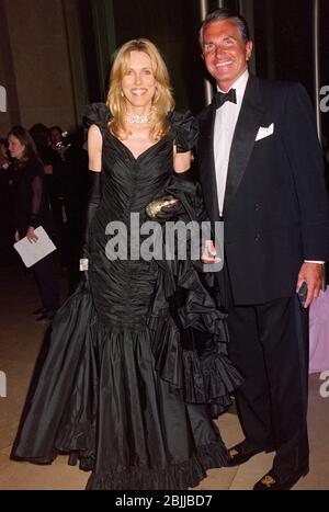 LOS ANGELES, CA. c.A.1994: Attore George Hamilton ed ex moglie Alana Stewart. Foto file © Paul Smith/Featureflash Foto Stock