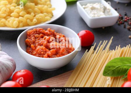 Ciotola con deliziosa salsa bolognese per la pasta sul tavolo Foto Stock