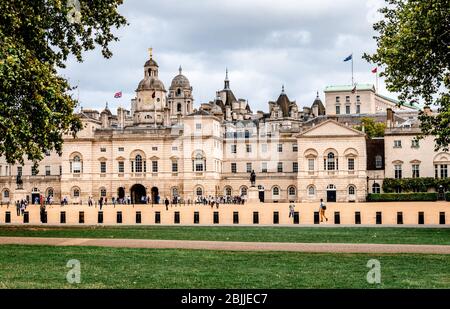 La Parata delle Guardie a Cavallo con turisti e vari edifici governativi, tra cui il Museo della Cavalleria domestica. Vista da Horse Guards Road. Foto Stock