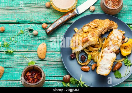 Pezzo di carpa d'argento arrosto con pesce cotto al forno nut.saporito su piatto Foto Stock